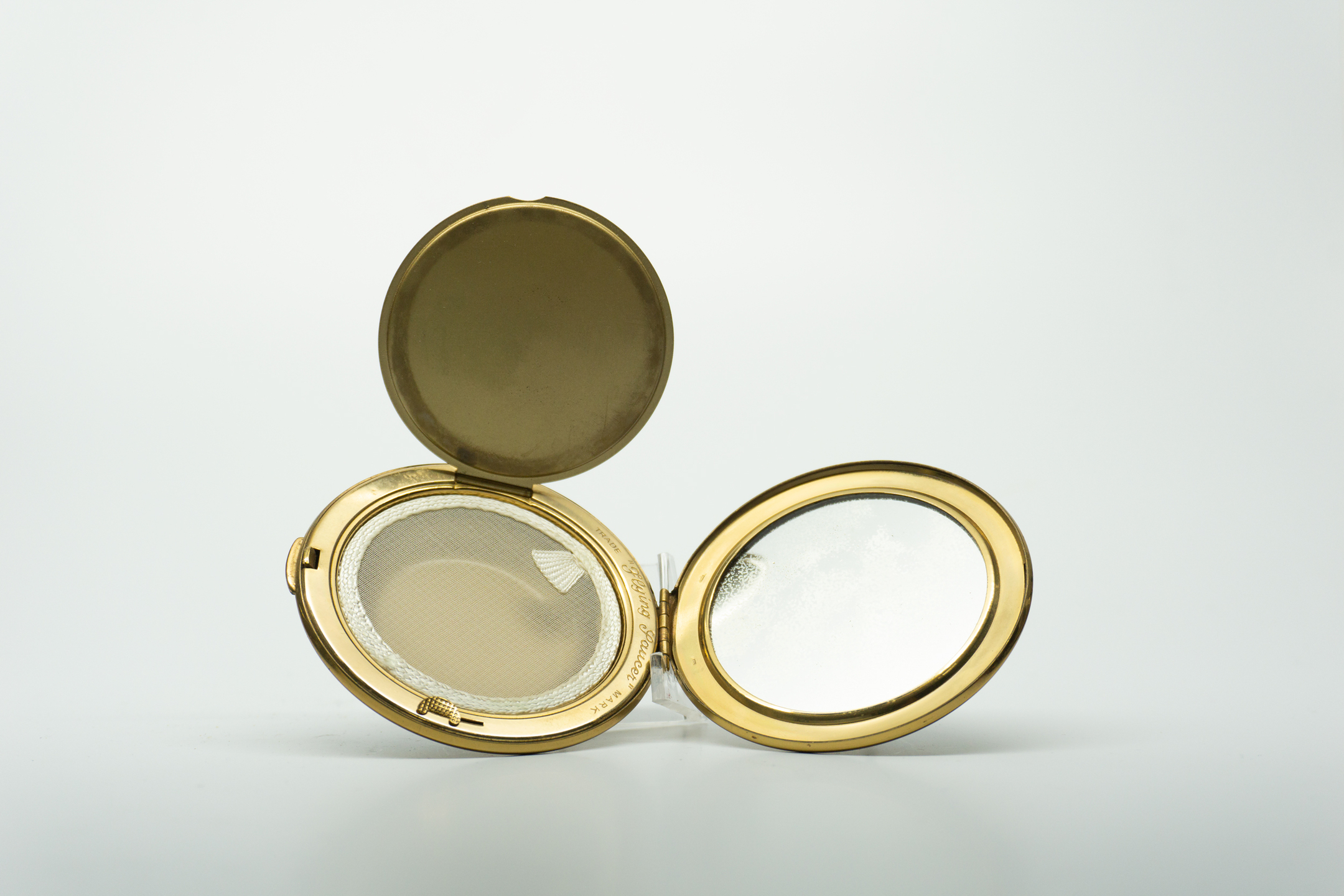 Kigu Flying Saucer Compact with Hook