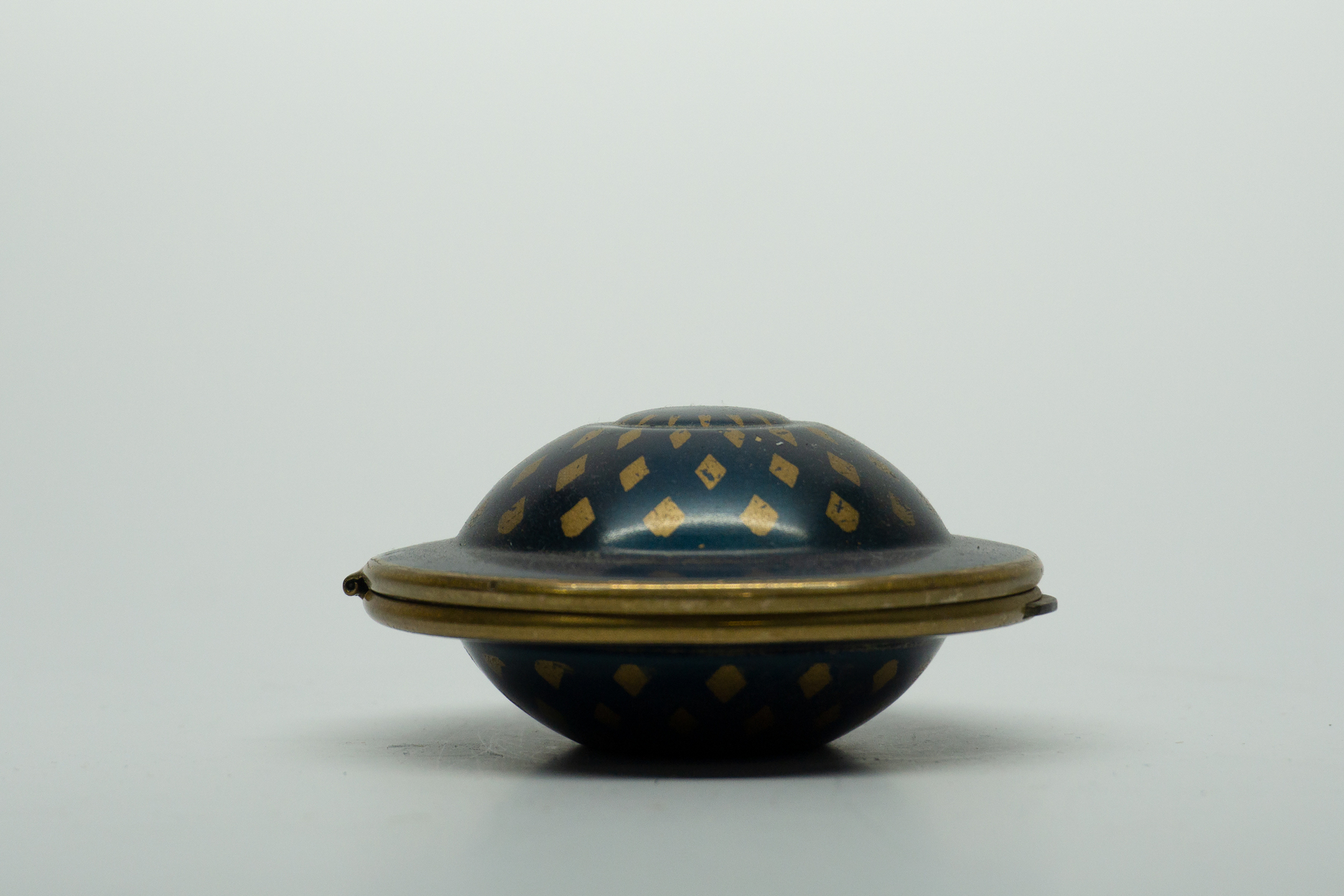 Kigu Flying Saucer Compact